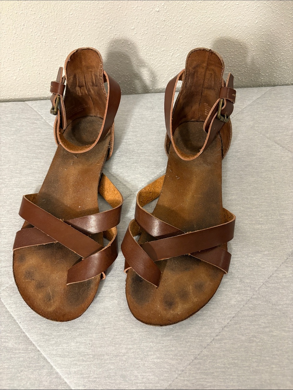MIA Endorsey Brown Leather Crisscross Toe-Loop Gladiator Sandals [MM]